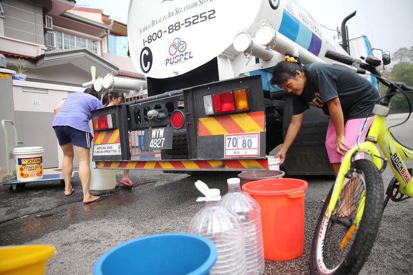 collecting water from syabas truck