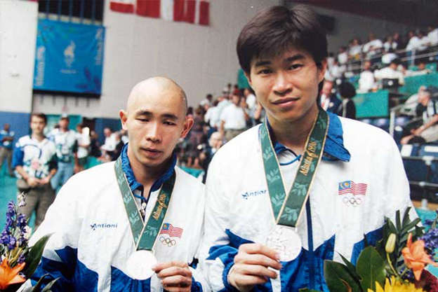 Cheah Soon Kit and Yap Kim Hock holding their Olympic medals