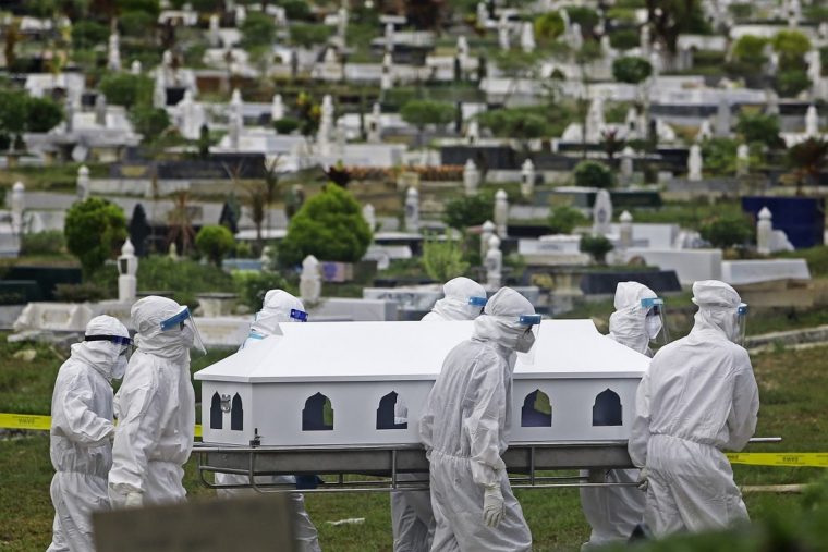 doctors carrying a covid-19 corpse to the graveyard