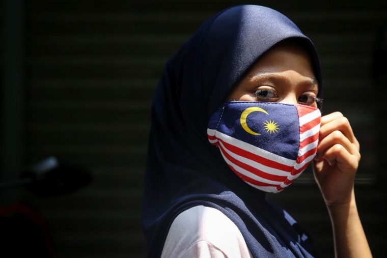 malaysian woman wearing a face mask with a jalur gemilang pattern