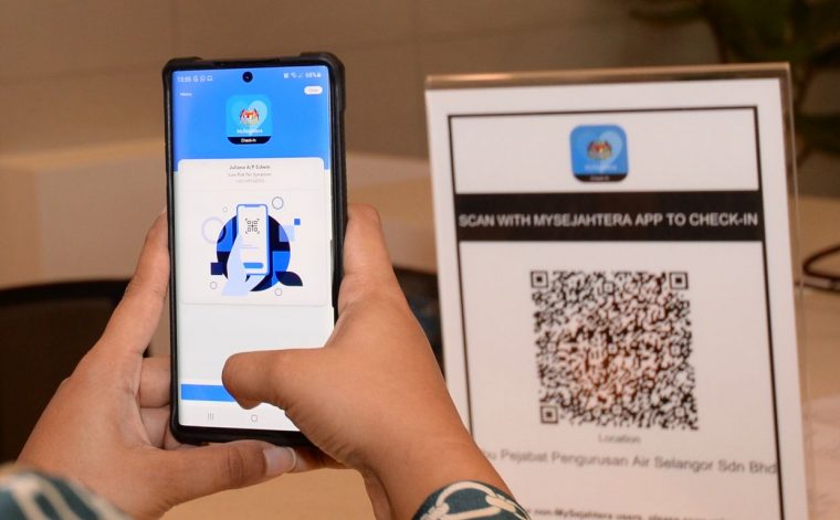 Malaysian scanning the MySejahtera QR code