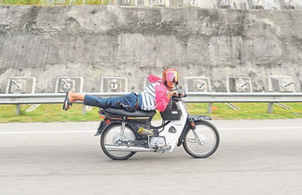 mat rempit driving recklessly on the highway