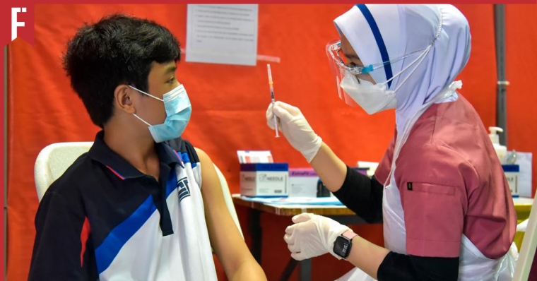 teenager receiving the vaccine