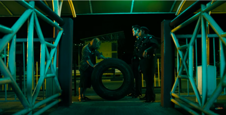 Te Sai rolling a tire to the police