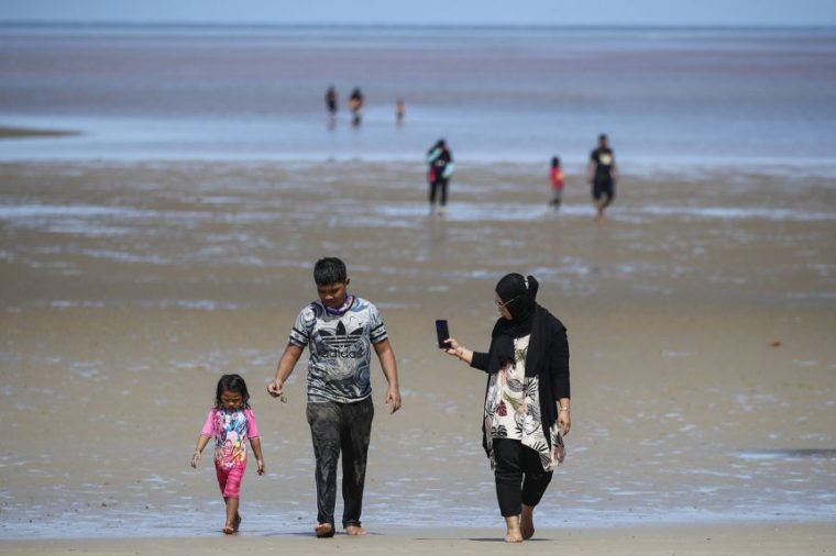 malaysian family on vacation