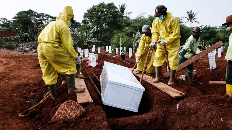 Indonesian anti-vaxxer gravediggers