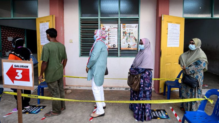 people lining up to vote